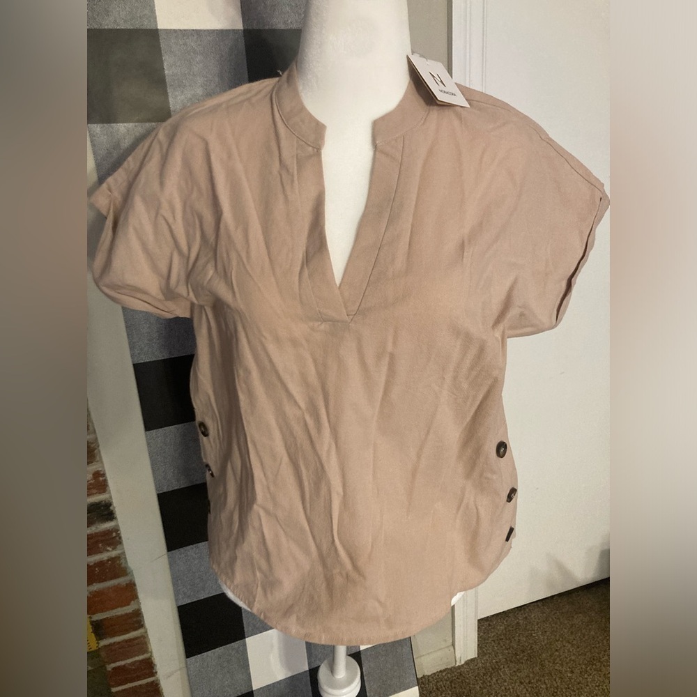 Noracora short sleeve top in a brownish color. In a size Medium. NWT. See pics